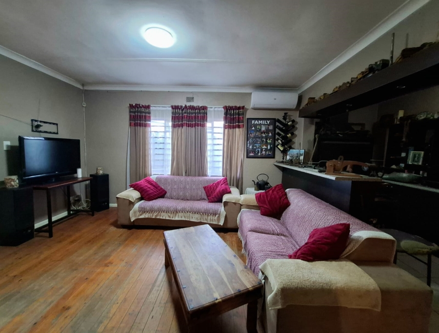 4 Bedroom Property for Sale in Oakdale Western Cape